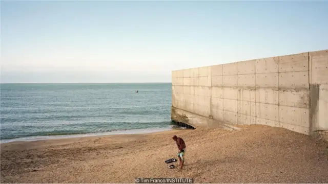 Şəxsi mülkü ictimai çimərlikdən ayıran divar