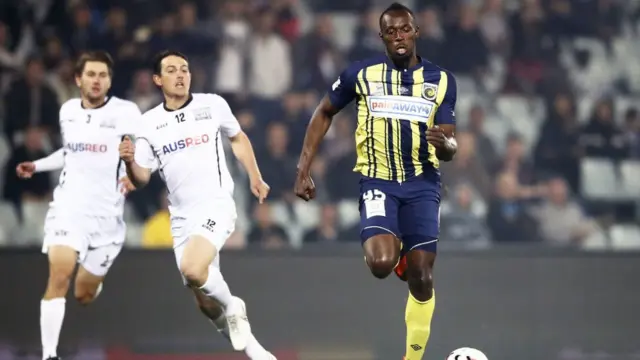 Bolt (iburyo) mu mukino wa gicuti ubanziriza shampiyona ubwo ikipe yakiniraga ya Central Coast Mariners yakinaga na Macarthur South West United