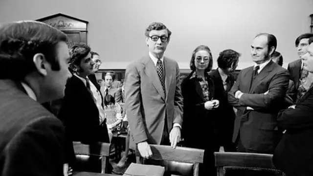 هیلاری کلینتون و جان دور (چپ) در جریان تحقیق از ریچارد نیکسون