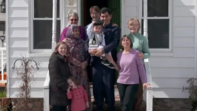 Кўнгилли ёрдамчилар Афғон оиласи билан