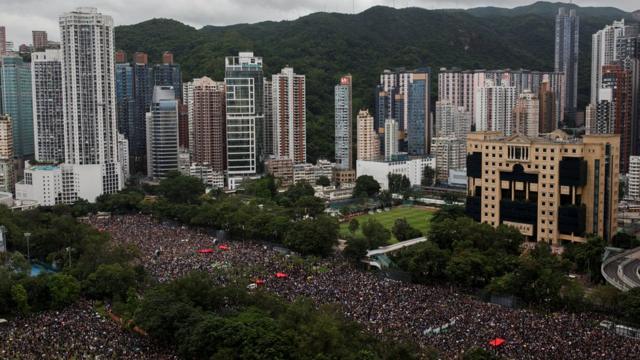 8月18日，香港民众冒雨在港岛中心维多利亚公园集会。