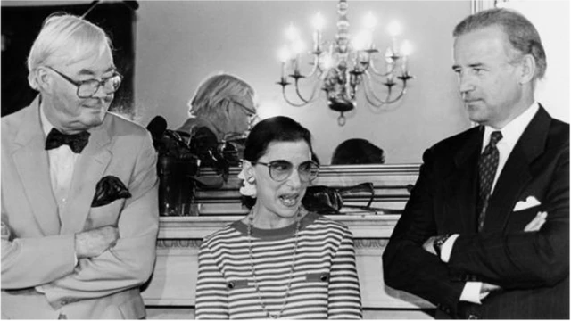 غينسبيرغ مع بايدن والسيناتور دانيل موينيهان