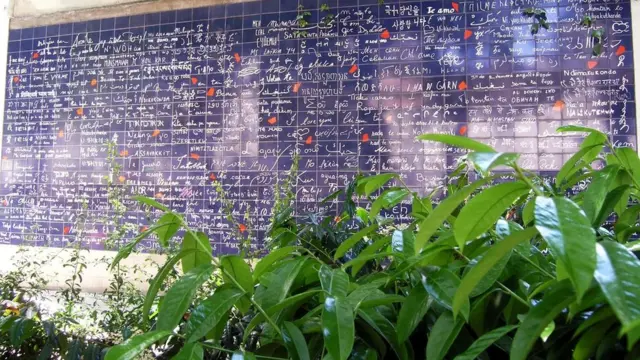 Un monument dédié à l'amour, au square Jehan-Rictus, à Montmartre, en France