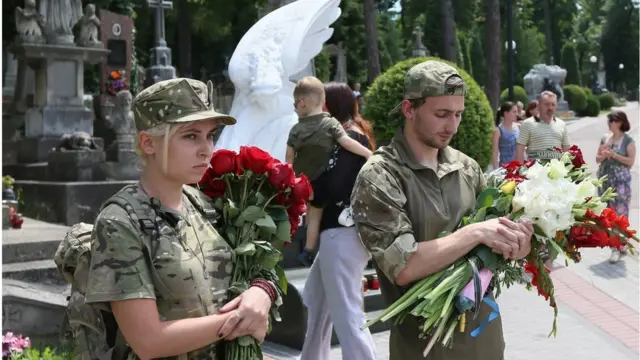 Серед загиблих у боях 2016-го - оперний співак Василь Сліпак. Бійця ДУК ПС з почестями поховали у Львові, 1 липня 2016 року.