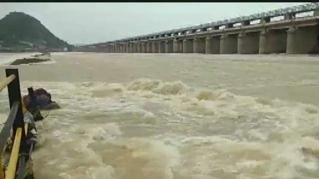 కృష్ణా జలాలను డెల్టాకు పంపిణీ చేయడంలో ప్రకాశం బ్యారేజ్ కీలక పాత్ర పోషిస్తోంది.