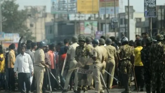 காவல்துறையினர்