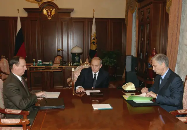 Владимир Путин обсуждает захват заложников с главой ФСБ Николаем Патрушевым и министром внутренних дел Борисом Грызловым