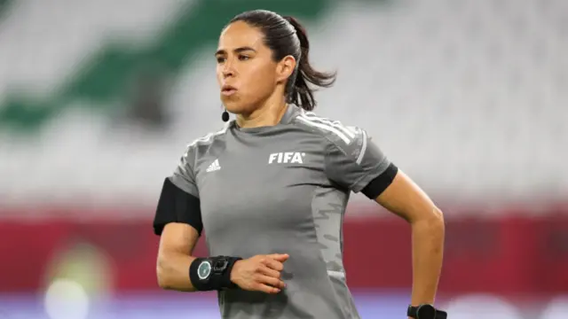 La árbitro asistente mexicana Karen Díaz Medina durante la Copa Árabe de Qatar 2021