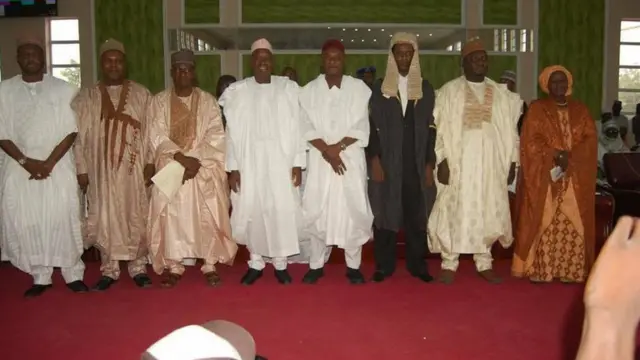 Gwamnan jihar Kano Abdullahi Umar Ganduje tare da sabbin kwamishinoninsa shida da kuma alkalin alkalan jihar a dakin taro na Coronation da ke Kano ranar Asabar