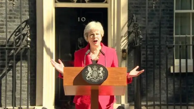 ডাউনিং স্ট্রিটে প্রধানমন্ত্রীর সরকারি বাসভবনের সামনে টেরিজা মে