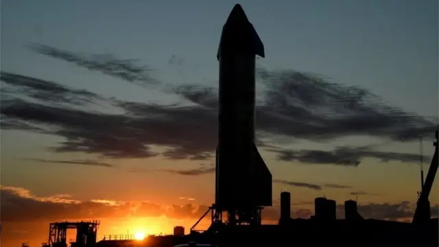 Un cohete de SpaceX antes de su lanzamiento