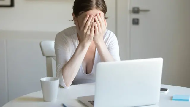 Женщина перед компьютером