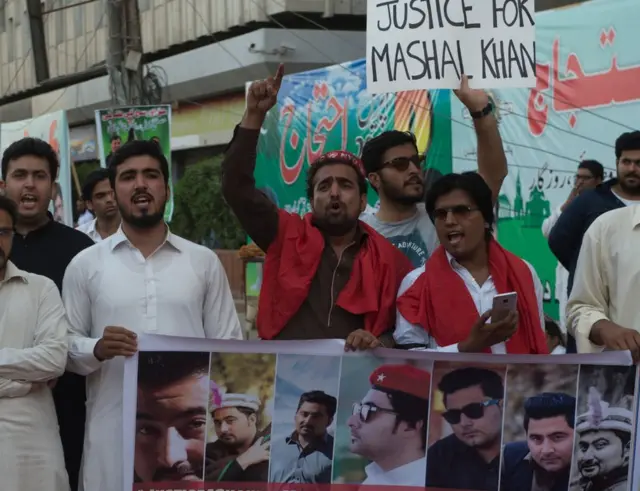 મશાલ ખાનની હત્યાનો વિરોધ કરી રહેલા પાકિસ્તાનના યુવાનો