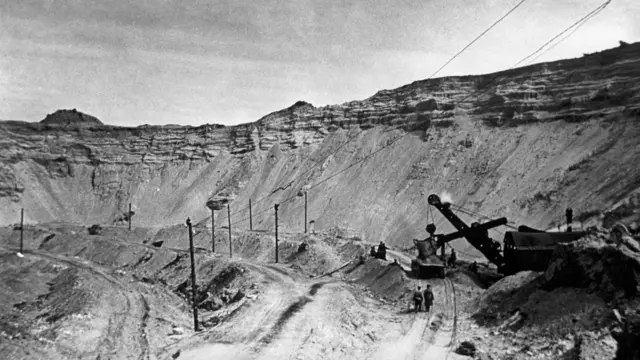 Экскаватор на стройке канала имени Москвы