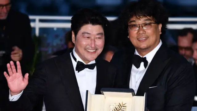 Diretor Bong Joon-ho (à direita) com o ator Song Kang-ho