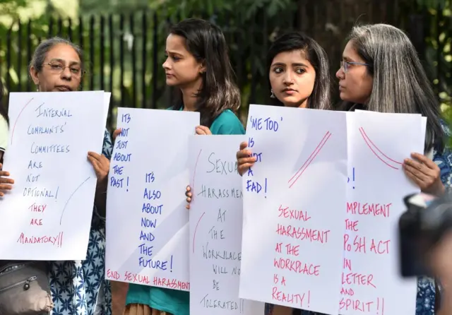 ඉන්දියාවේ #MeToo 'විරෝධතා ව්‍යාපාරයත් සමග විද්‍යුත් මාධ්‍ය සහ පුවත්පත් හි සේවය කරන ඉන්දීය මාධ්‍යවේදිනියන් ලිංගික හිංසනයට උද්ඝෝෂණයේ යෙදෙන අවස්ථාවක්