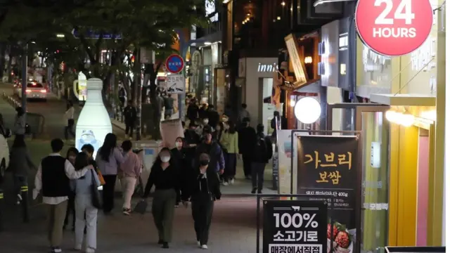 서울 홍대거리 한 음식점에 24시간 영업을 알리는 간판 불이 켜져있다