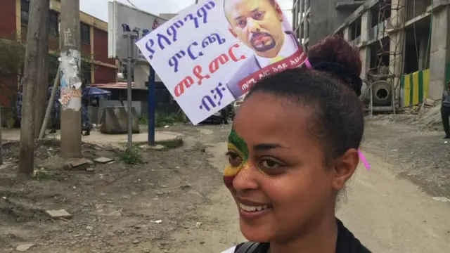 ጠቅላይ ሚኒስትር አብይ አህመድን የሚያሞግሱ ፅሁፎችም ታይተዋል።