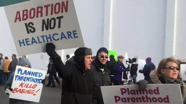 Manifestantes en contra el aborto.