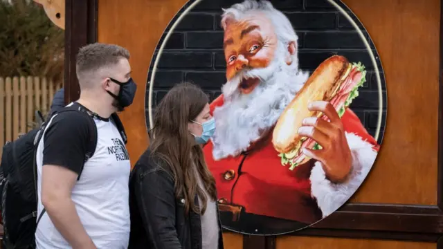 Dos personas con mascarillas en Londres.