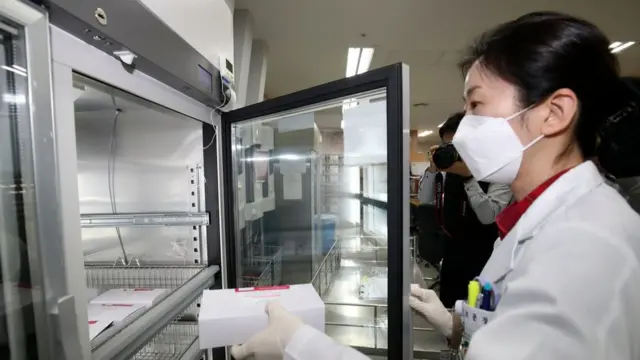 화이자 백신이 75세 이상 노인 접종에 투입된다