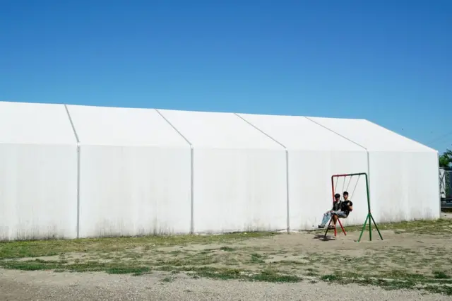 Exterior de una carpa en Adasevci, Serbia.