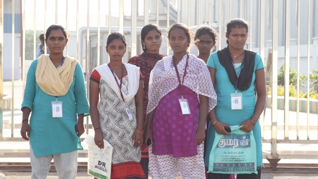 యువతులు