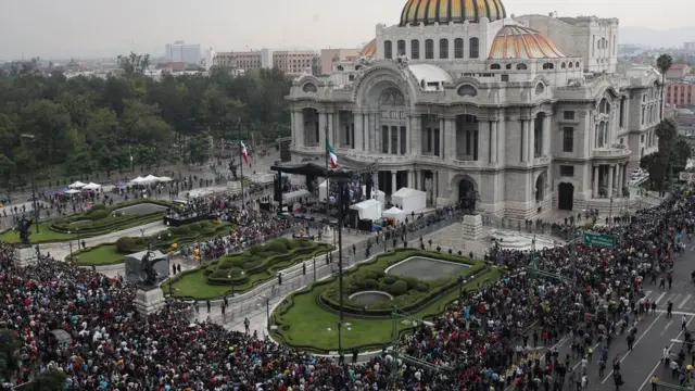Admiradores de Juan Gabriel en Bellas Artes