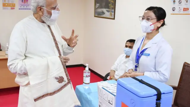 अस्पताल में एक स्वास्थ्यकर्मी से बात करते प्रधानमंत्री नरेंद्र मोदी