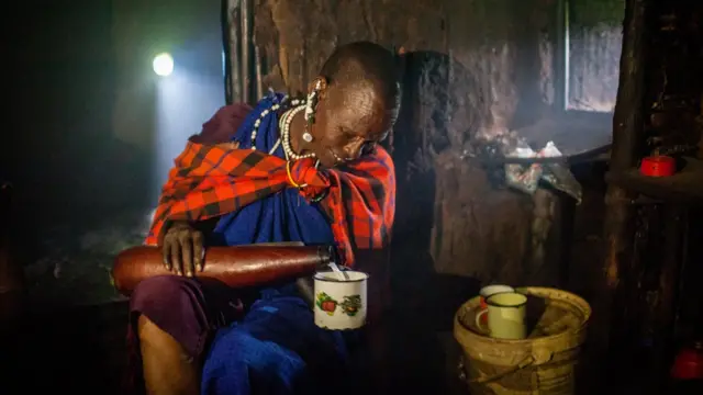 Mmaasai akinywa maziwa