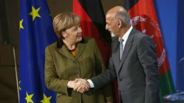 اشرف غنی، رئیس جمهوری افغانستان (راست) با انگلا مرکل