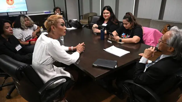 IЛГБТ активисти разговарају са сенатором у тајландском парламенту