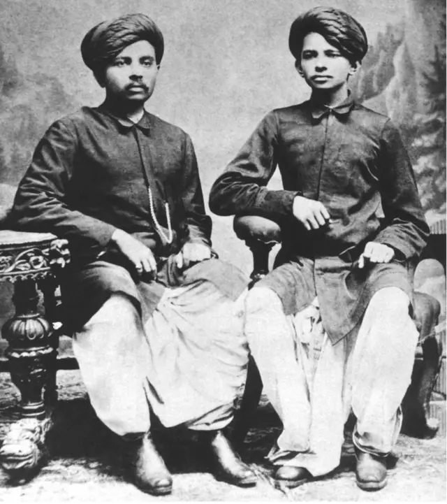 ગાંધીજી તેમના ભાઈ લક્ષ્મીદાસ સાથે