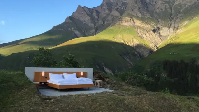 Hotel "cero estrellas" sin techo ni paredes en los Alpes Suizos