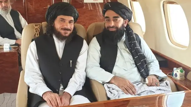 مجاهد، معاون وزیر فرهنگ و سخنگوی طالبان و اسدالله هارون