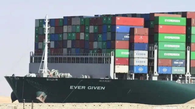 Takriban mapipa milioni 2 ya mafuta na karibu asilimia 8 ya gesi asilia hupita katika njia hiyo ya Suez kila siku.
