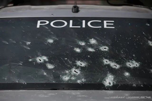 ร่องรอยกระสุนบนกระจกหน้ารถของตำรวจ