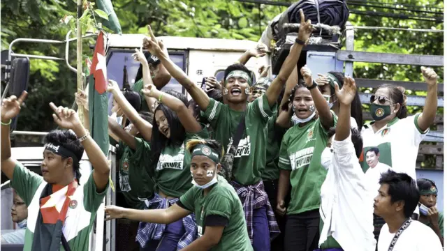 လွှတ်တော်နှစ်ရပ်ပေါင်းမှာ USDP မှာ ၃၃ နေရာသာ ရရှိတာဖြစ်ပြီးလာမယ့်လွှတ်တော်မှာ အတိုက်အခံအဖြစ် အင်အားပိုနည်းပါးသွားတာဖြစ်ပါတယ်။