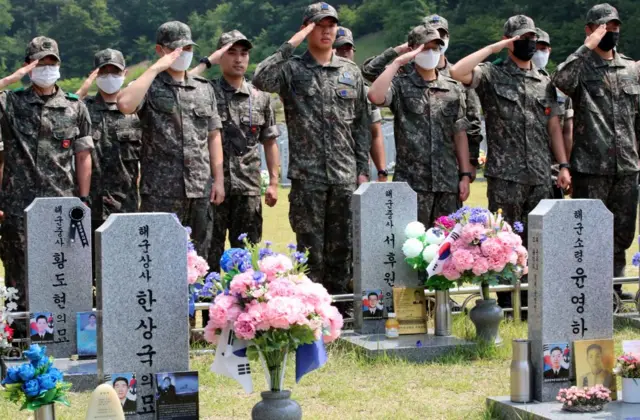 제2연평해전 20주기를 앞둔 지난 6월 21일 대전 국립대전현충원 제2연평해전 묘역에서 계룡대 근무지원단 장병들이 거수 경례를 하고 있다