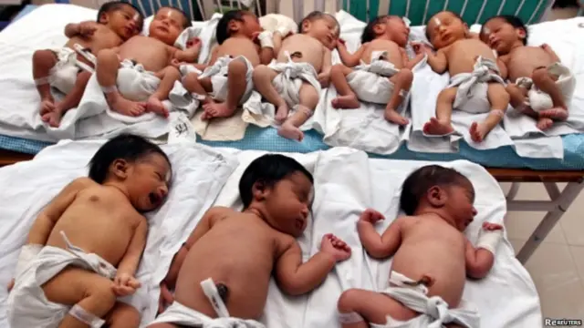 कई सारे नवजात शिशु