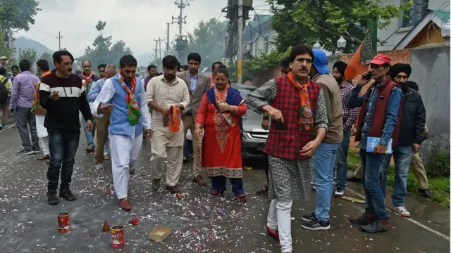 பா.ஜ.கவின் வெற்றியை கொண்டாடும் ஜம்மு மற்றும் காஷ்மீர் பா.ஜ.கவினர்
