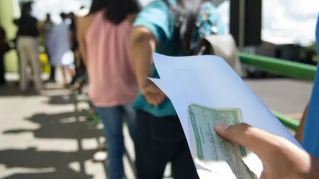 Pessoas em fila antes de votar