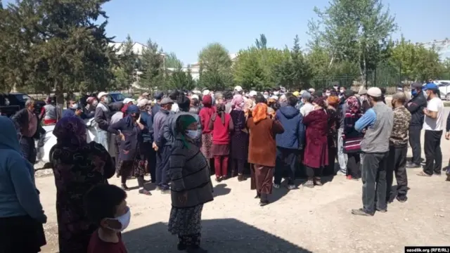 Тўпланиш тақиқланганига қарамасдан, одамлар ун учун кўчага чиққанлар