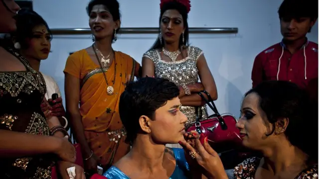 হিজড়াদের প্রথাগত পেশা ছিল বিয়ে বাড়িতে নাচগান অথবা নতুন শিশুকে আশীর্বাদ করা।