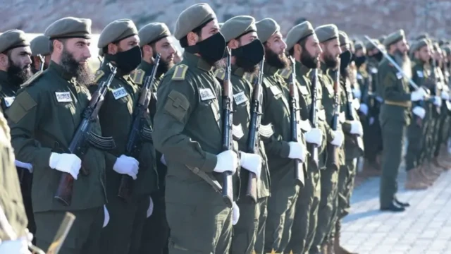 نیروهای نظامی با لباس فرم در صف ایستاده‌اند