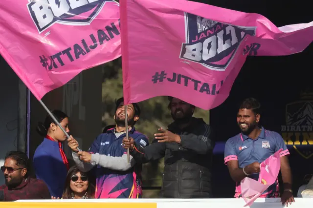 एनपीएलमा सहभागी जनकपुर बोल्ट्स टोलीको झण्डा फहराउँदै 