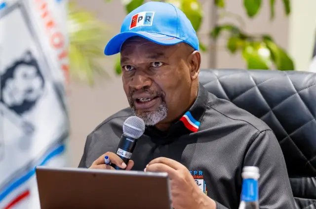 Wellars Gasamagera umunyamabanga mukuru wa FPR-Inkotanyi avuga ko abasohora indirimbo zamamaza umukandida wabo mbere y'igihe cyagenwe cyo kwamamaza babikora ku giti cyabo