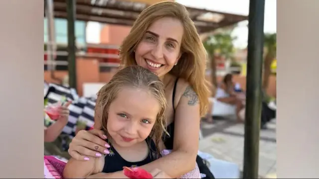 Daniele Aloni na nwa ya nwaanyị dị afọ isii Emilia ka a tọhapụrụ site na nkwekọrịta Isreal na Hamas