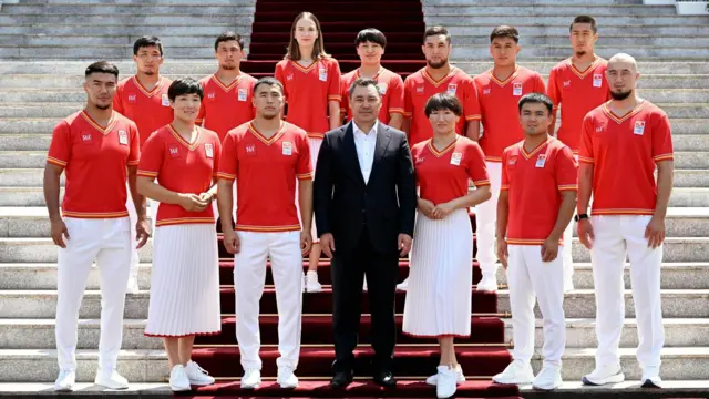 Президент Садыр Жапаров Олимпиада оюндарына катыша турган Кыргызстандын курама командасына мамлекеттик тууну тапшырды