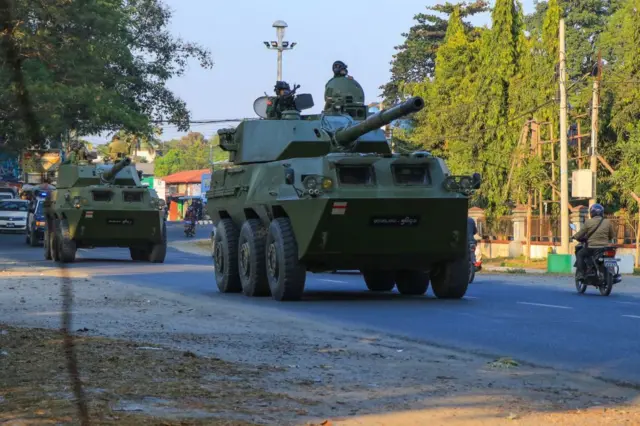 Xe bọc thép quân sự ở Myitkyina, bang Kachin vào ngày 3/2/2021, hai ngày sau khi nhà lãnh đạo Aung San Suu Kyi của Myanmar bị bắt giữ trong một cuộc đảo chính quân sự